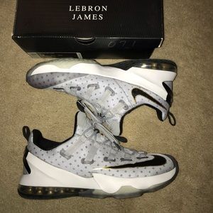 Nike Lebron XIII Low. Silver/White/Gold